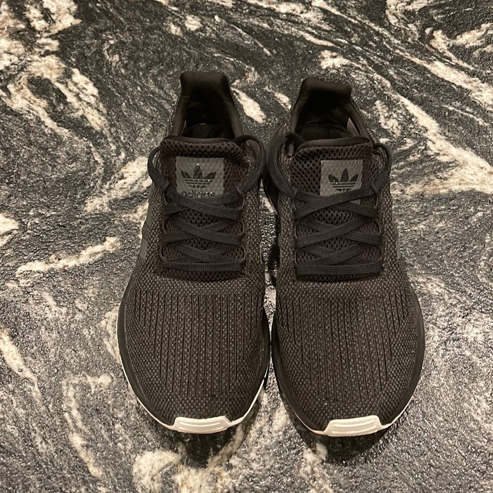 Adidas Womens size 7.5 Athletic shoe/sneaker